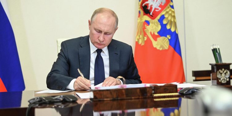 Президент Путин подписал закон о доплате двум категориям граждан Президент Путин подписал закон о доплате двум категориям граждан