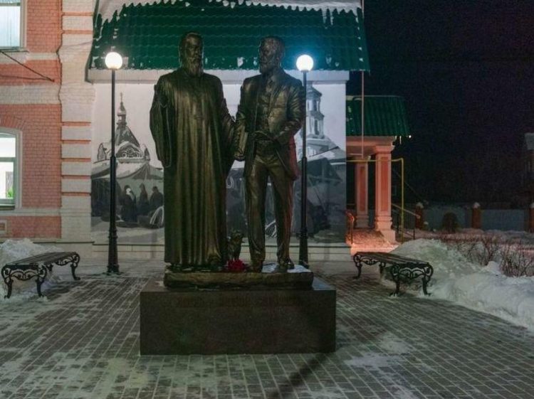 В рязанском поселке Тума установили памятник протоиерею и земскому врачу