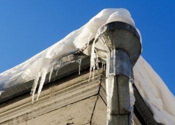 В Рязани после схода глыбы с крыши умерла молодая девушка