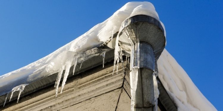 В Рязани после схода глыбы с крыши умерла молодая девушка