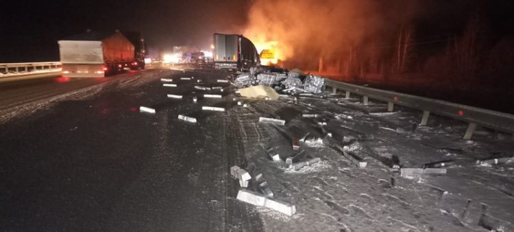 При столкновении двух грузовиков в Сасовском районе погибли два водителя