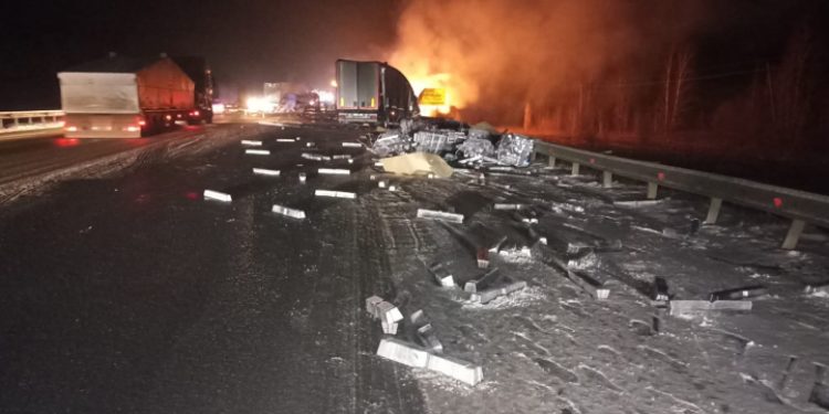 При столкновении двух грузовиков в Сасовском районе погибли два водителя