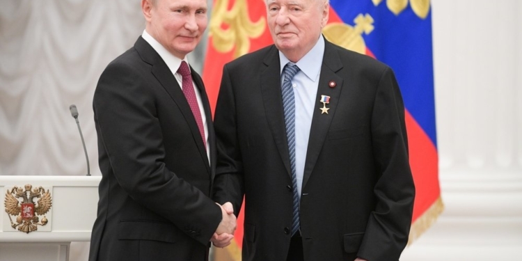 Путин назвал режиссера Захарова личностью колоссального масштаба