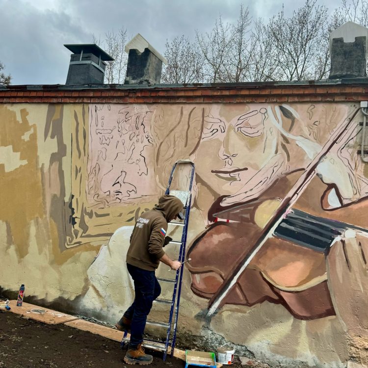 На здании рязанской школы №1 появится мурал с девушкой со скрипкой