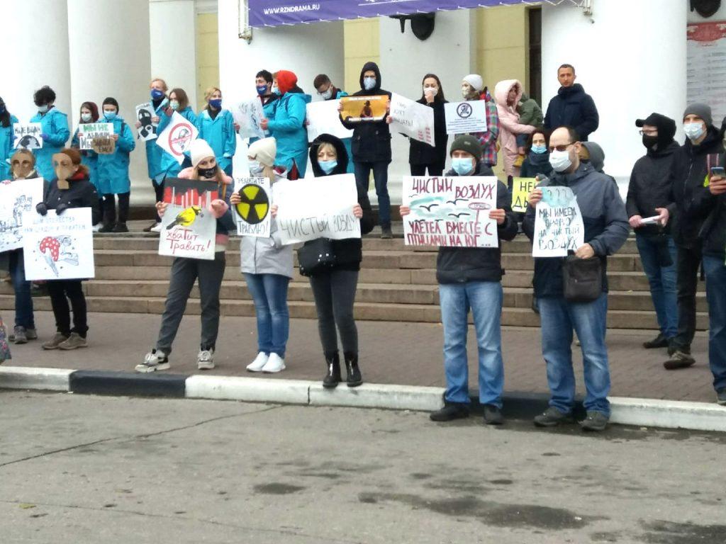 Рязанцы вышли на пикет против загрязнения воздуха с плакатами и в противогазах
