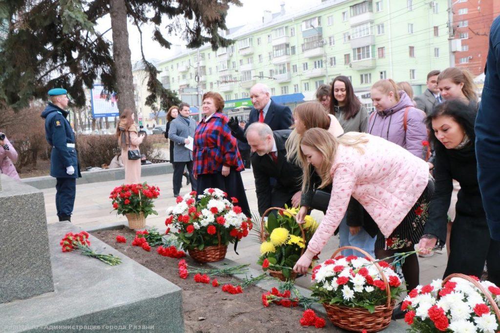 Рязанцы возложили цветы к памятникам Циолковскому и Уткину