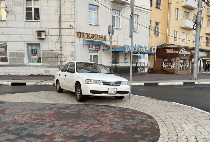 Полиция начала проверку по факту припаркованного автомобиля на тротуаре в центре Рязани