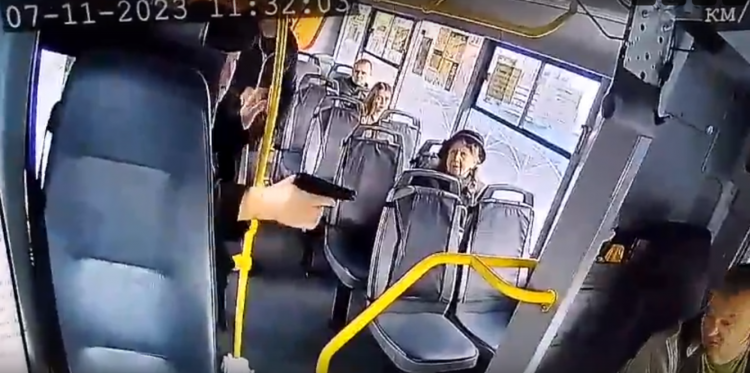 В рязанской маршрутке №75 пассажир угрожал пистолетом водителю