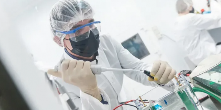 Минпромторг поддержит создание аналогов важных импортных лекарств в России