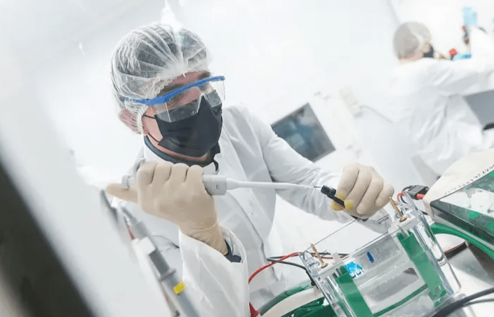 Минпромторг поддержит создание аналогов важных импортных лекарств в России