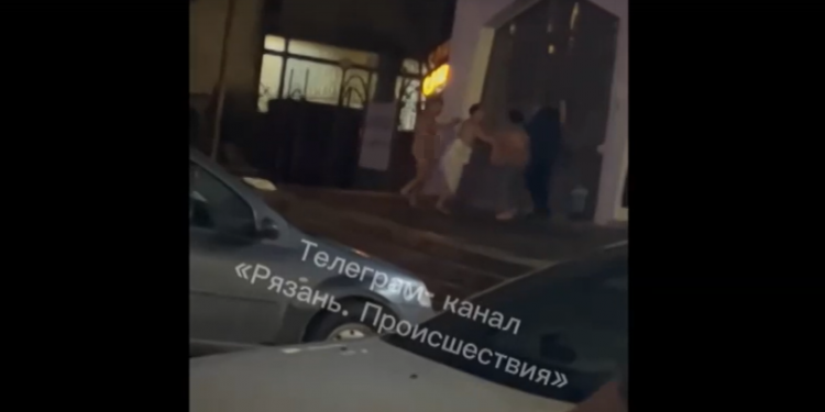 В центре Рязани засняли драку обнаженных мужчин