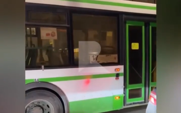 Рязанцы пожаловались на автобус №17, остановившийся на пешеходном переходе Рязанцы пожаловались на автобус №17, остановившийся на пешеходном переходе