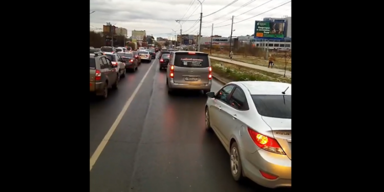 Утром 17 ноября «выделенку» на Московском шоссе вновь оккупировал личный транспорт