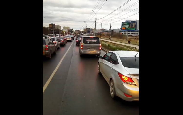 Утром 17 ноября "выделенку" на Московском шоссе вновь оккупировал личный транспорт