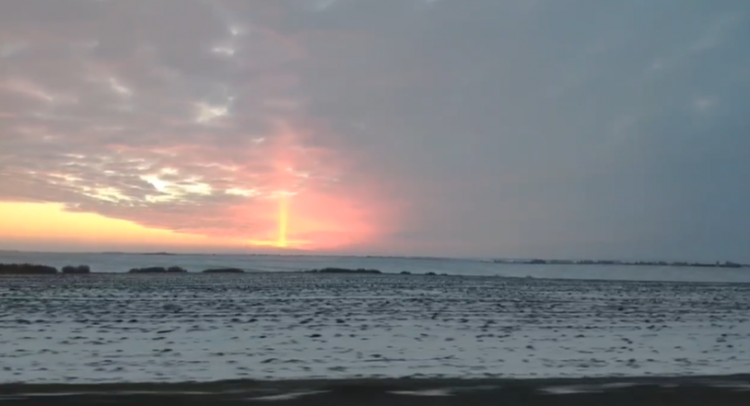 В Захаровском районе 29 ноября запечатлели солнечный столб