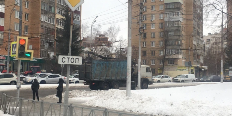 На пересечении улицы Вокзальной и Московского шоссе мусоровоз оборвал троллейбусный провод