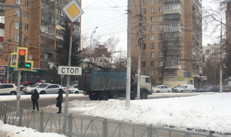 На пересечении улицы Вокзальной и Московского шоссе мусоровоз оборвал троллейбусный провод
