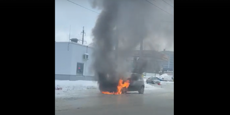 На проезде Шабулина загорелась легковушка