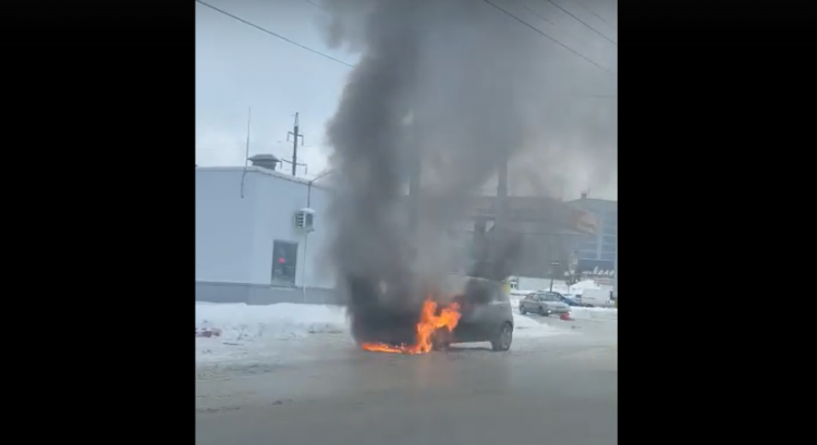 На проезде Шабулина загорелась легковушка