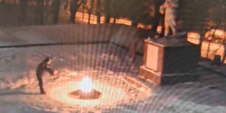 Потушивших Вечный огонь школьников могут выдворить из России с родителями