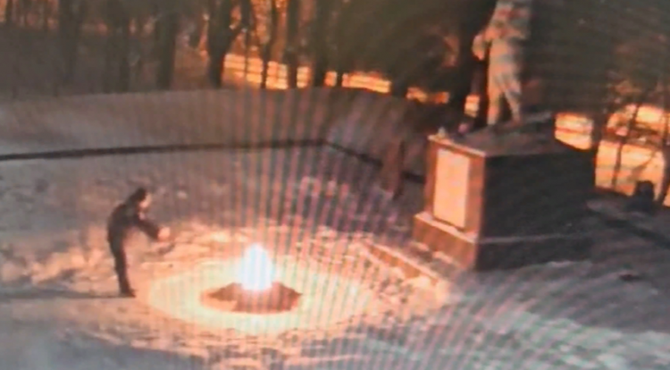 Потушивших Вечный огонь школьников могут выдворить из России с родителями