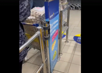 В Рязани засняли пенсионерку с тележкой, которая набита упаковками с куриными яйцами