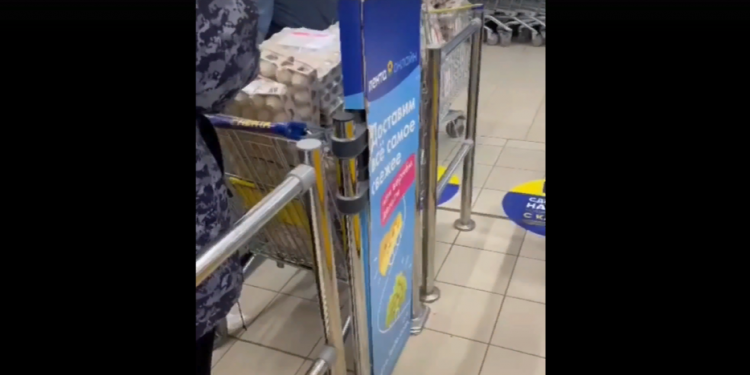 В Рязани засняли пенсионерку с тележкой, которая набита упаковками с куриными яйцами