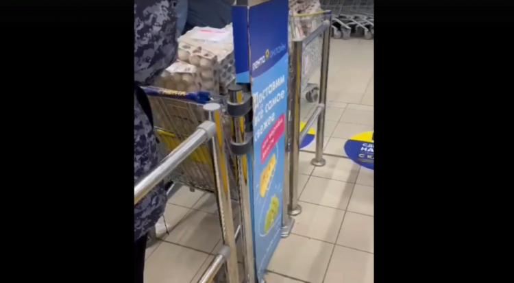 В Рязани засняли пенсионерку с тележкой, которая набита упаковками с куриными яйцами