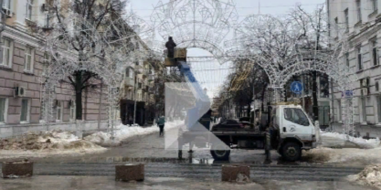 Улицу Почтовую начали украшать к Новому году