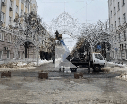 Улицу Почтовую начали украшать к Новому году