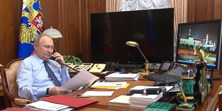 После участия в акции «Елка желаний» президент Путин позвонил 11-летнему мальчику