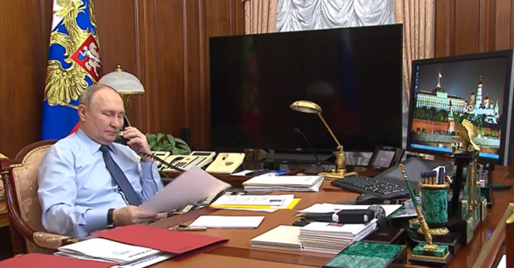 После участия в акции "Елка желаний" президент Путин позвонил 11-летнему мальчику