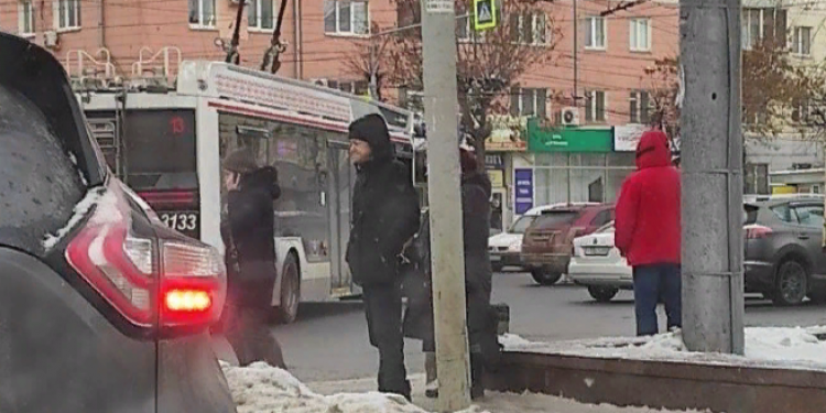 На площади Театральной припаркованные машины загородили проезд троллейбусам