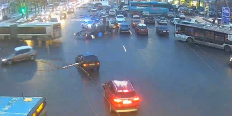 Мешающие проезду троллейбусов машины начали эвакуировать с площади Театральной