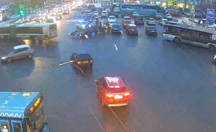 Мешающие проезду троллейбусов машины начали эвакуировать с площади Театральной