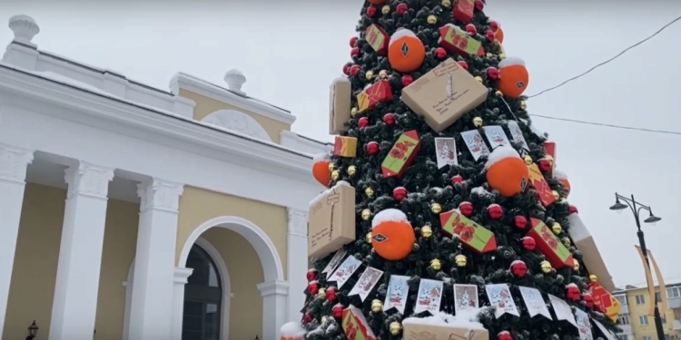 В рязанском Торговом городке установили 160 новогодних елок