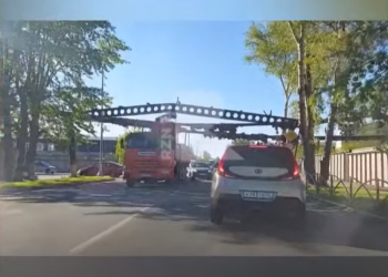 На улице Магистральной грузовик зацепил трубу над автодорогой