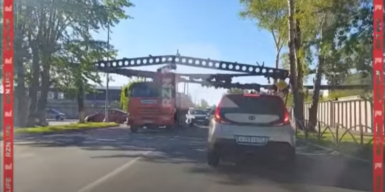 На улице Магистральной грузовик зацепил трубу над автодорогой