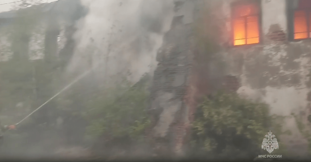 В рязанском поселке Гусь-Железный произошел крупный пожар