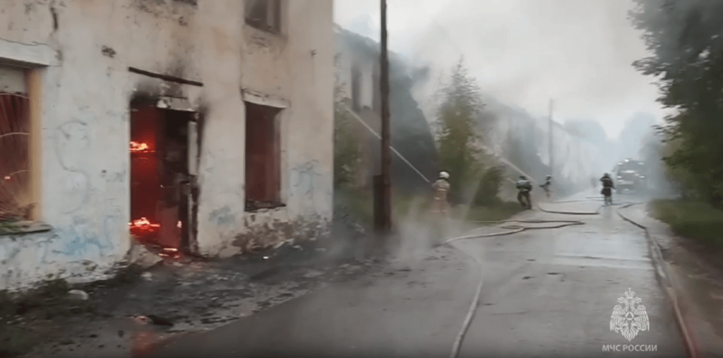 В рязанском поселке Гусь-Железный произошел крупный пожар