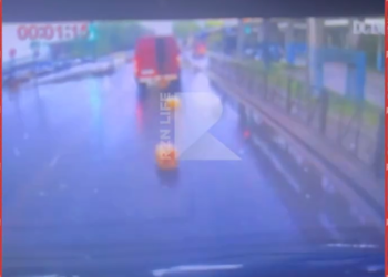 В Рязани из ГАЗели в ходе движения на проезжую часть выпали канистры с топливом В Рязани из ГАЗели в ходе движения на проезжую часть выпали канистры с топливом