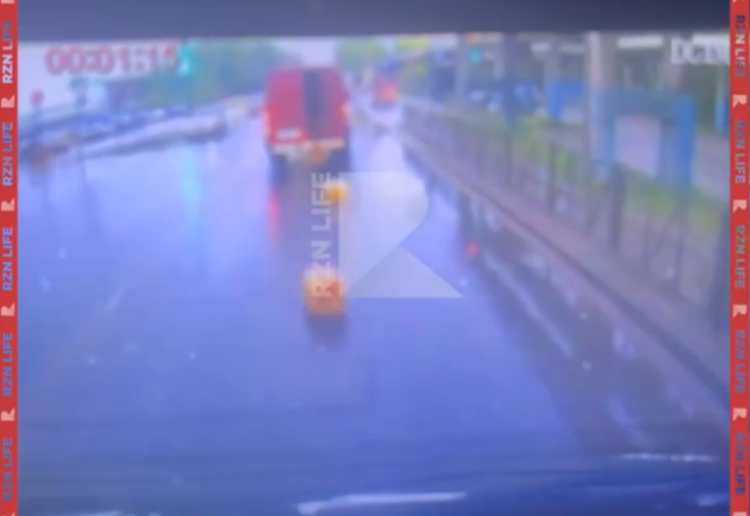 В Рязани из ГАЗели в ходе движения на проезжую часть выпали канистры с топливом