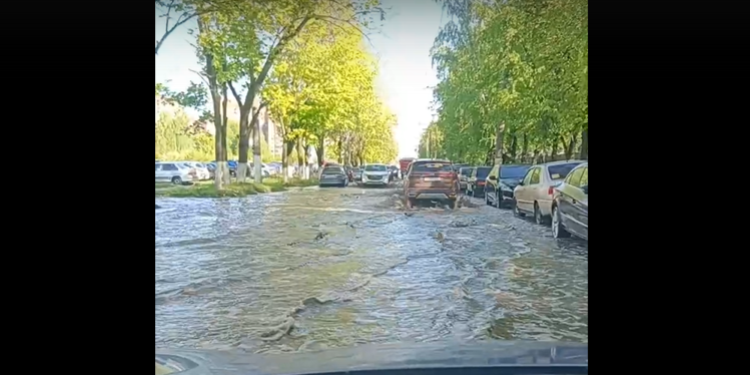 8 мая на проезде Шабулина затопило проезжую часть