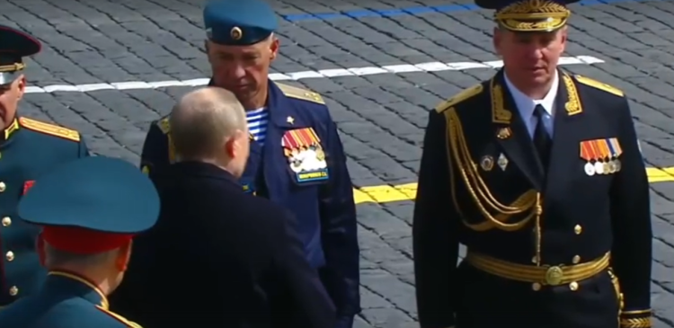 Замначальника РВВДКУ полковник Молочников во время Парада Победы не отдал честь Путину