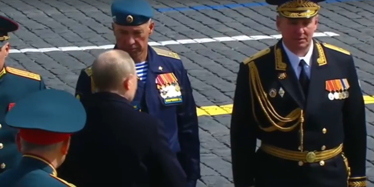 Замначальника РВВДКУ полковник Молочников во время Парада Победы не отдал честь Путину