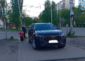 В Рязани водитель припарковал автомобиль на тротуаре