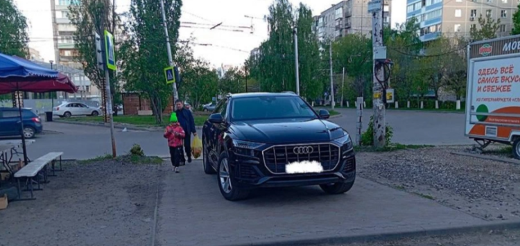 В Рязани водитель припарковал автомобиль на тротуаре