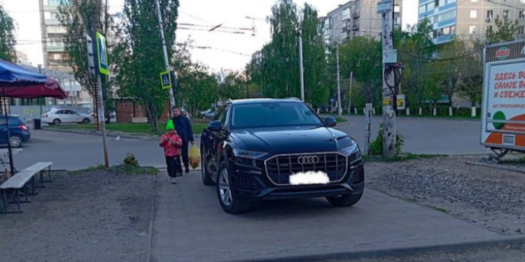 В Рязани водитель припарковал автомобиль на тротуаре В Рязани водитель припарковал автомобиль на тротуаре