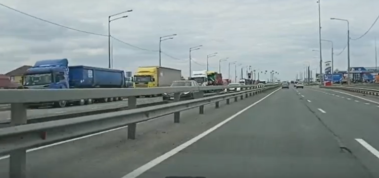 Возле Солотчинского моста в Рязани встали большегрузы