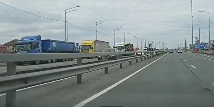 Возле Солотчинского моста в Рязани встали большегрузы